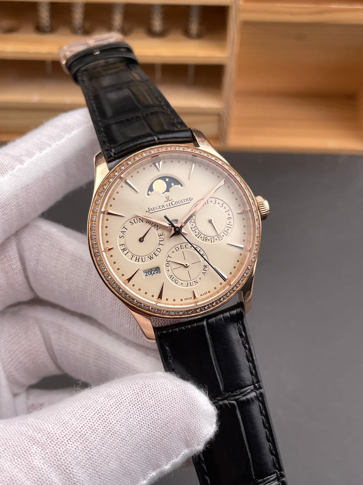 V9 超薄大师 钻圈玫瑰金万年历/39mm/复杂功能机械机芯