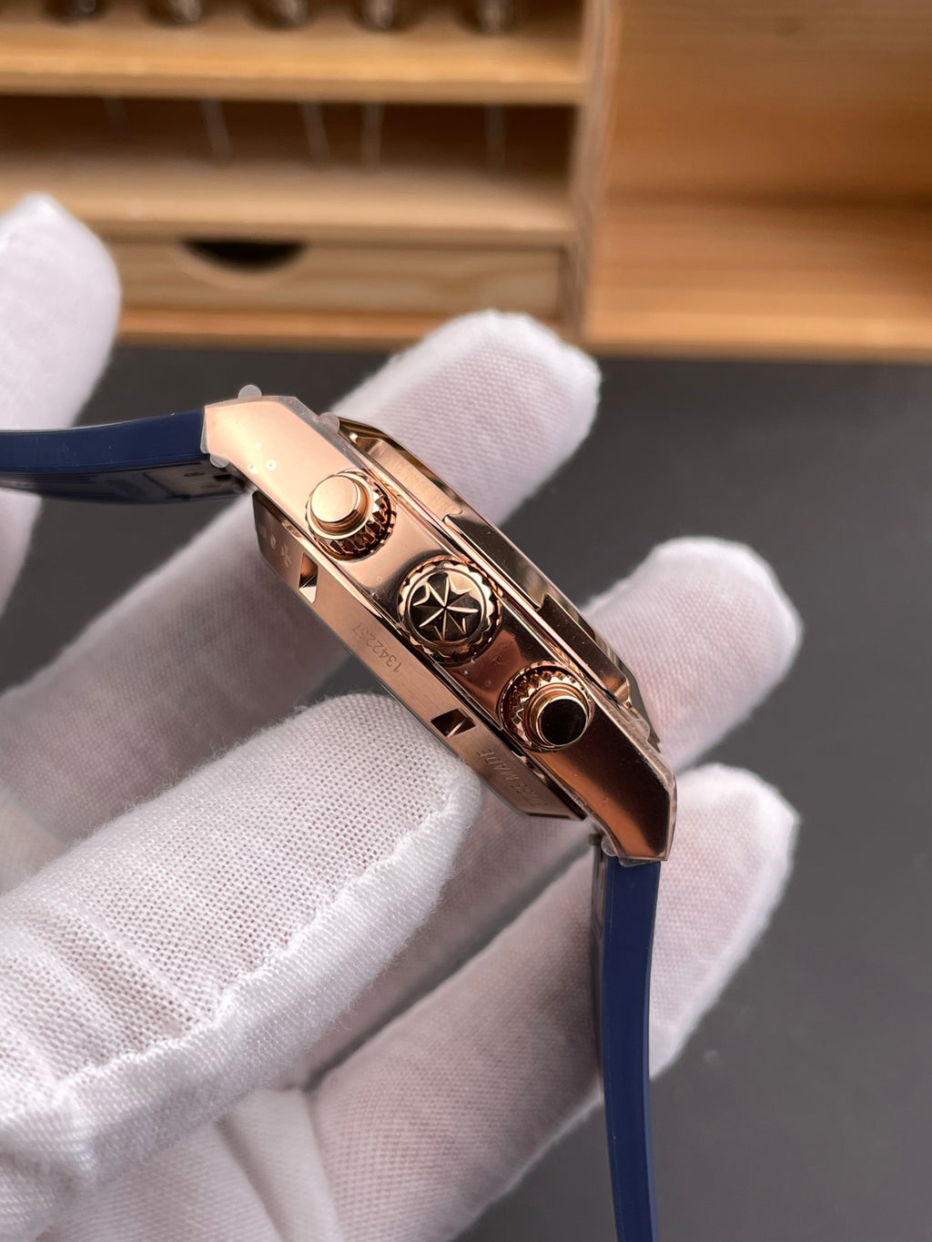 纵横四海5500V 玫瑰金蓝盘/42.5mm/7750机