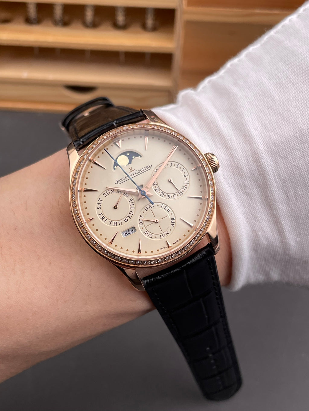 V9 超薄大师 钻圈玫瑰金万年历/39mm/复杂功能机械机芯