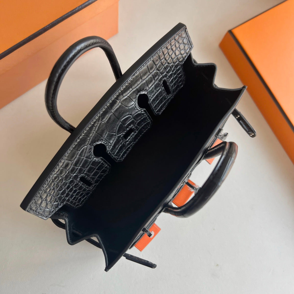 Birkin 20cm 黑色小房子 So Black🏠  全手工蜡线缝  黑扣 Stock